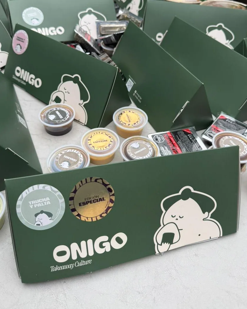 Mesa de evento con cajas de Onigo, onigos y salsas