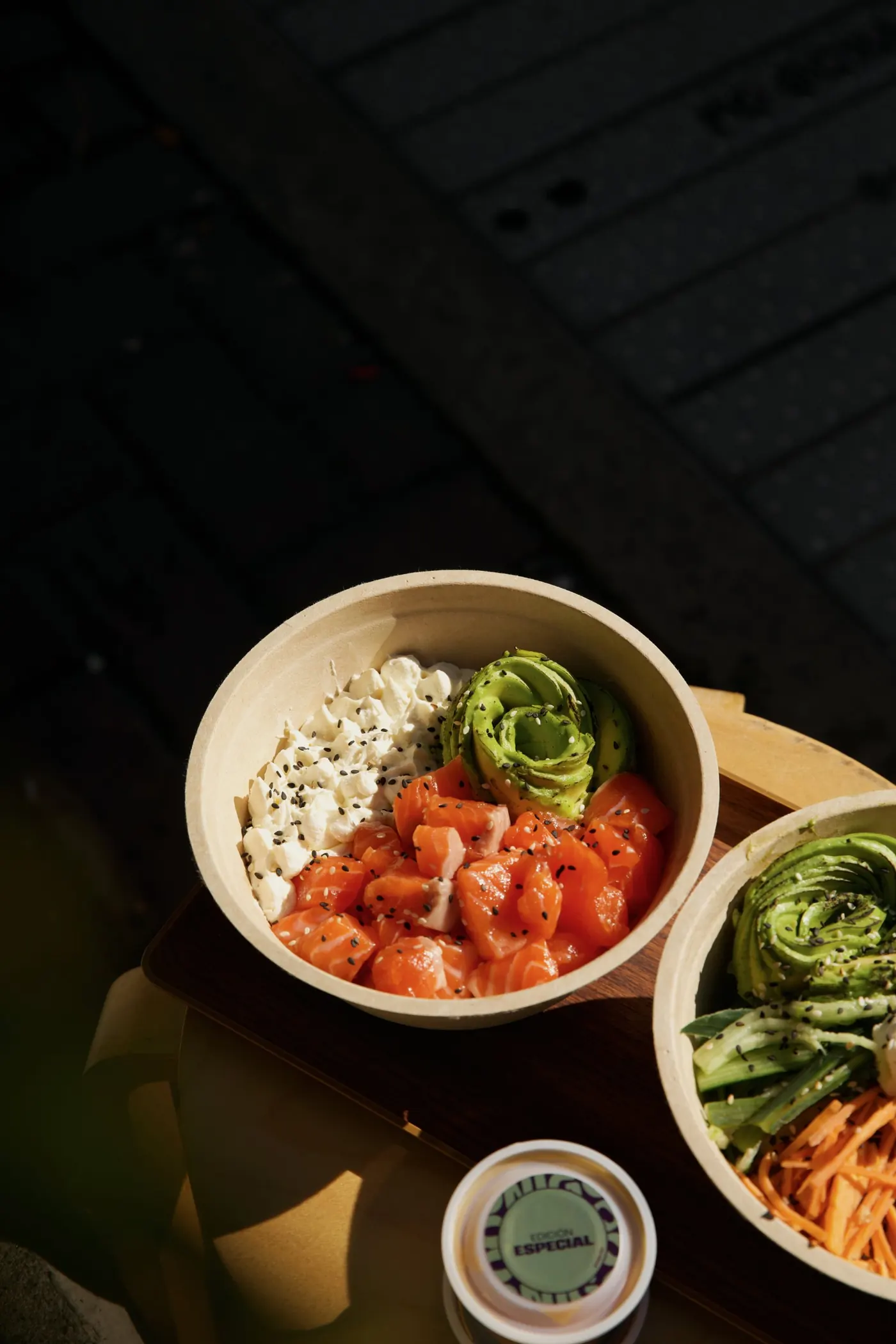 Poke de salmón, palta y queso crema en bowl kraft, al sol