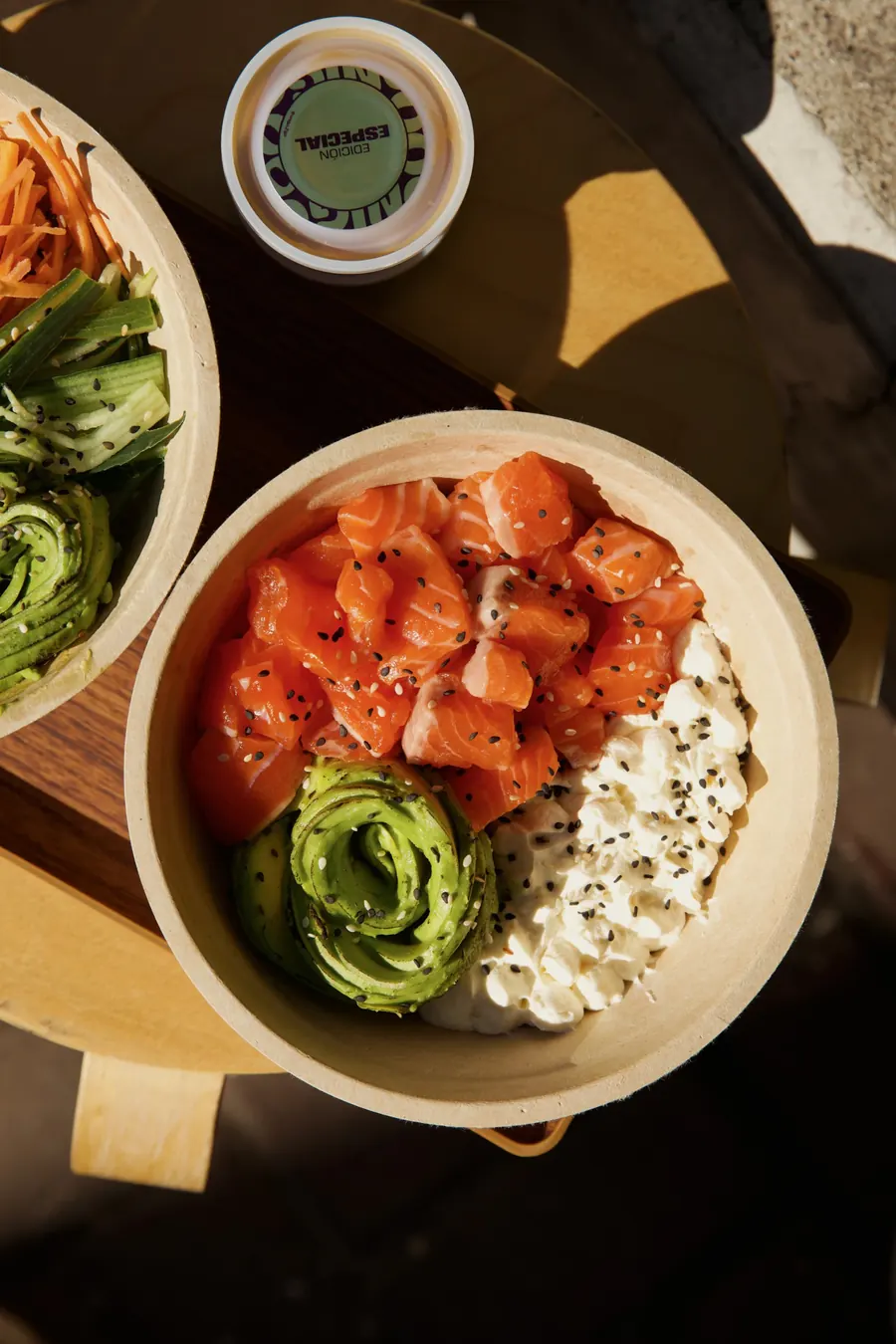 Poke de salmón, palta y queso crema visto desde arriba