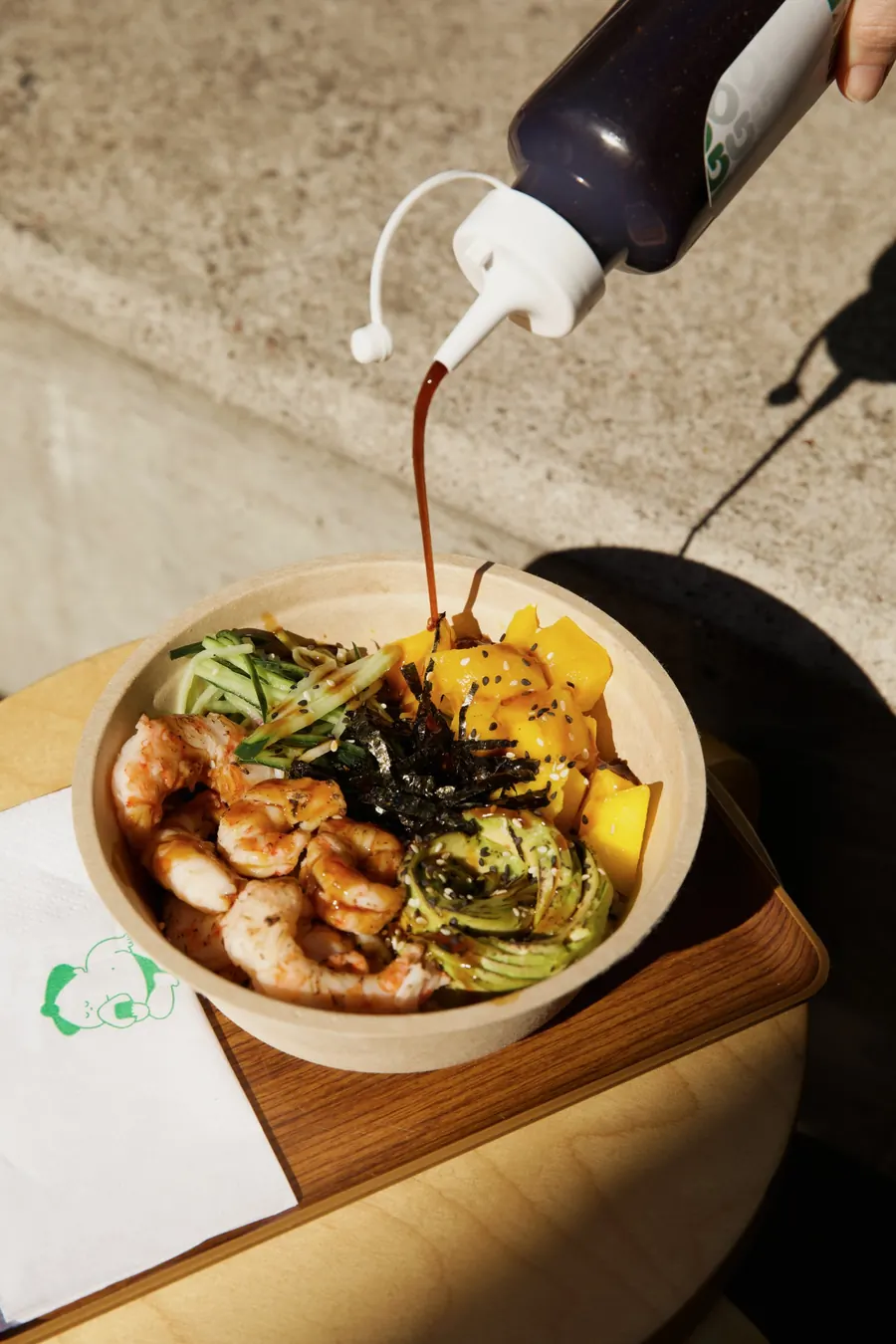 Poke de langostinos y mango con salsa